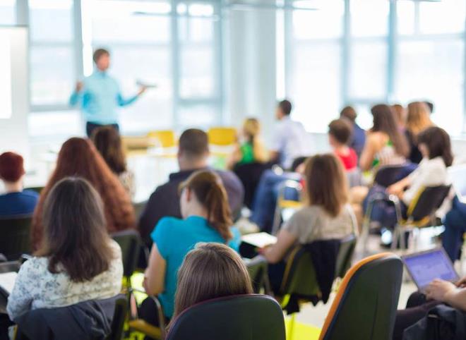 Kurs / Workshoplara Katln  <br>  Uzun tatilleri renklendirmenin ve en iyi ekilde deerlendirmenin yollarndan biri de hayalini kurduunuz bir alanda eitim almak. Dilerseniz var olan kariyerinize katk salayacak, dilerseniz de size yepyeni kaplar aabilecek eitimlerden birine kayt olarak tatilinizde geleceinize gzel bir yatrm yapabilirsiniz. Kiisel geliim alanndan mesleki eitimlere kadar birok alanda eitim sunan kurslar ve workshoplar, ayn zamanda yepyeni bir sosyal evre edinmeniz asndan da karlmaz bir frsata dnebilir. Eer bu sre zarfnda aradnz gibi bir eitimi bulamadysanz, online hizmet veren kurslar aratrarak evinizde de eitim alabilirsiniz.