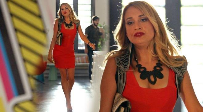 "Az deil yani. imdi bata baktm motivasyonla ve gazla acayip hzl veriyorum- alyorum. Oh ne gzel. Etraftan gelen uyarlara da 'yek yeaaaa bii olmaz karaktere girmem lazm' falan diyorum. Taaa ki salm bana tokat atana kadar.. Deliha'nn ekimlerinden sonra aldm 20 ksr kiloyu vermek iin her zamanki gibi yemei azaltp harekete arlk verdim. Lakin bu sefer bi sorun var. Hep gittiim detox merkezinin Antalya ubesine falan gittim ama hayret yav ne yapsam veremiyorum. Aksine kilo almaya devam ediyorum. stelik btn gn uyuyorum. ok uyuduum iin alyorum."