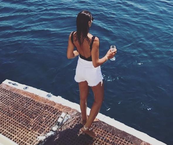 Arkadalar; bu kadar ksa bir zamanda nasl eski halime dnebilirim ki st veriyorum ve dnmek iinde bir abam yok u an biraz mantk... Samalayacaksanz da insanlnz kaybetmeden samalayn...