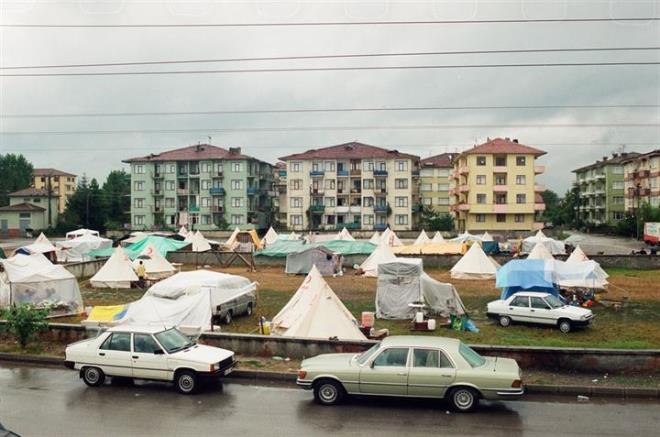 Depremin ardndan Dzce'de vatandalar kurulan adrlarda kalmaya balad. (Ariv)