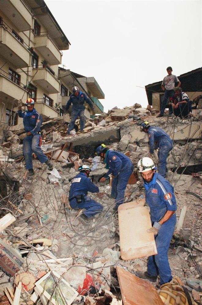 Glck'te binlerce kii ld ve ok sayda bina ykld. (Ariv)