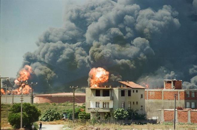Merkez ss Kocaeli olan Marmara depreminde, stanbul'da birok ev ve iyeri ykld, baz binalarda yangn kt. (Ariv)