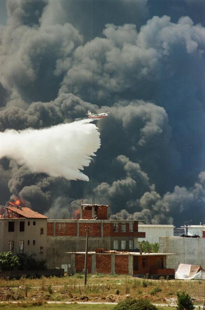 Baz binalarda kan yangna, yangn sndrme uaklar ile mdahale edildi.(Ariv)
