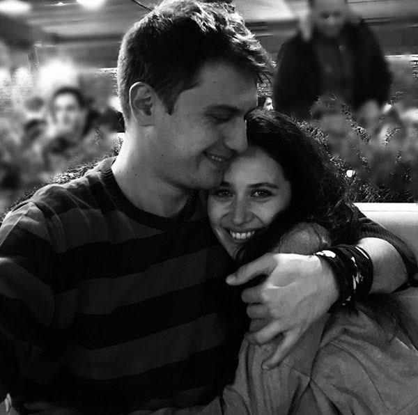 ALCAN ALBAYRAK-LAYDA EVK    FOX'ta yaynlanan 'Sava' dizisinde rol alan Alican Albayrak, dizi setinde tant meslekta layda evik ile yeni bir aka yelken at.    Albayrak, canlandrd Kl Timi&#8217;ndeki 'Temen Murat Gndodu' karakteriyle dikkatleri zerine ekerken, evik ise konuk oyuncu olduu dizide terristler tarafndan alkonulan 'Trkmen kz Glaye'ye hayat verdi.