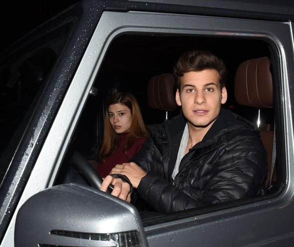 ELF DOAN-MUSTAFA MERT KO    &#8220;Hayat Bazen Tatldr&#8221; dizisinin Zeynep&#8217;i Elif Doan ile Onur karakterine hayat veren Mustafa Mert Ko, nceki gn Kanyon AVM knda grntlendi. kili flalar patlaynca panie kapld. Ko, gazetecilere, &#8220;Bizi neden ektiniz? yanl anlamayn merakmdan sordum. Daha nce bama byle bir olay gelmedi&#8221; dedi. klinin birlikte olduklar iddia edildi.