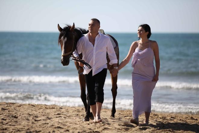 DENZ AKIR-OKTAY KAYNARCA    Rol ald dizilerdeki aklar gerek hayata tamasyla sk sk gndeme gelen Deniz akr, "Ekiya Dnyaya Hkmdar Olmaz" dizisindeki partneri Oktay Kaynarca ile olan akn da gerek hayata tad. Dizide bir ayr bir bark sren ilikileri gerek hayatta da ayn ekilde devam ediyor.