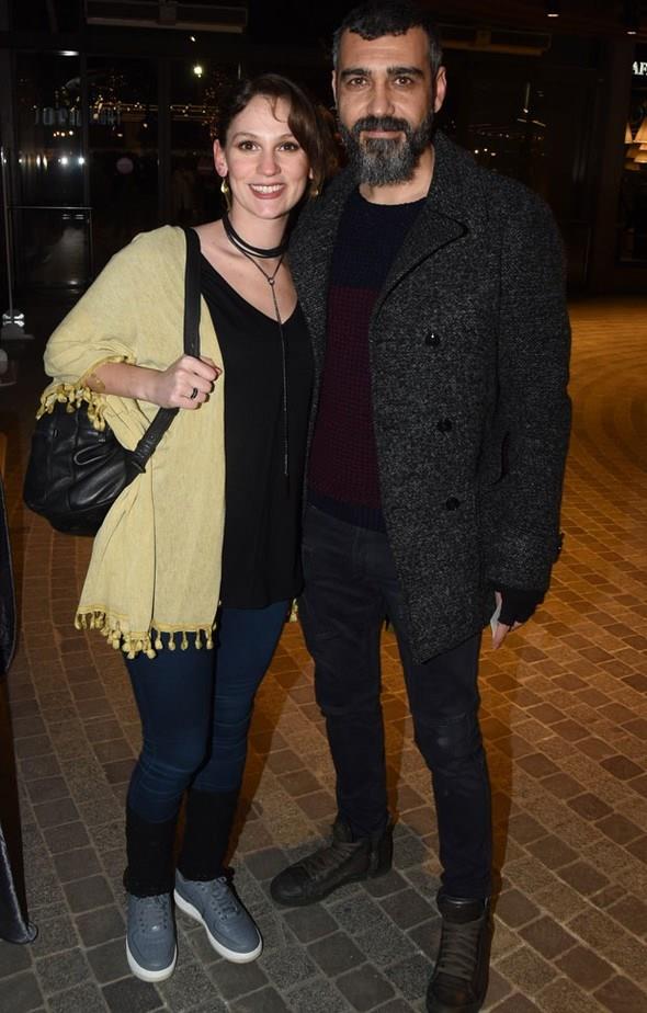 FARAH ZEYNEP ABDULLAH-CANER CNDORUK    &#8220;Muhteem Yzyl Ksem'in Silahtar Mustafa Paa's Caner Cindoruk ile Farya's Farah Zeynep Abdullah dizinin setinde yaknlap ak yaamaya balamt. ift, ilk kez basnn karsna birlikte kt.    Ylmaz Erdoan&#8217;n &#8220;Mnaaka&#8221; oyununu izlemeye giden ift, kol kola poz verdi.