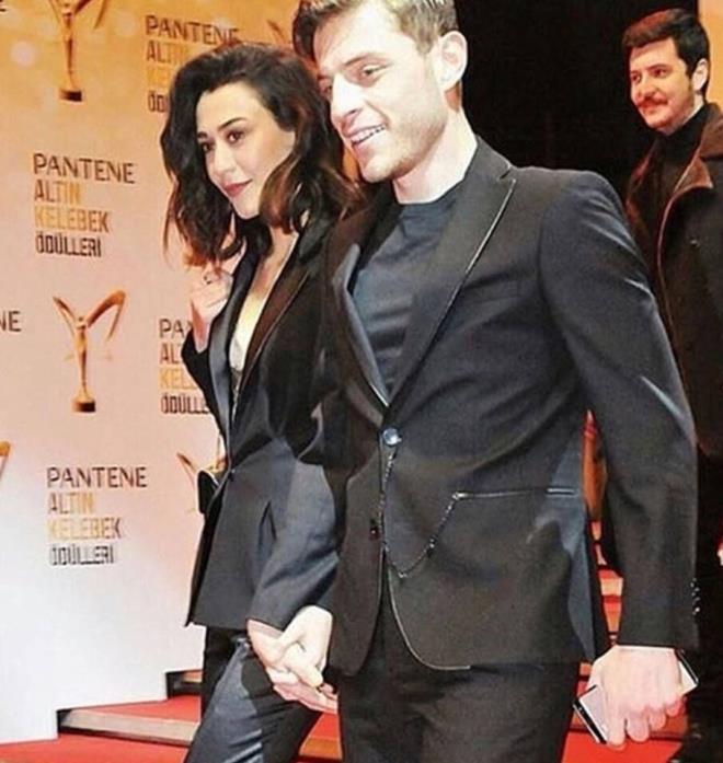 Ali Burak Ceylan ve Merve aran Altn Kelebek dl trenine birlikte katld. kili, muhabirlerin 'Birlikte misiniz?' sorusuna cevap vermediler.