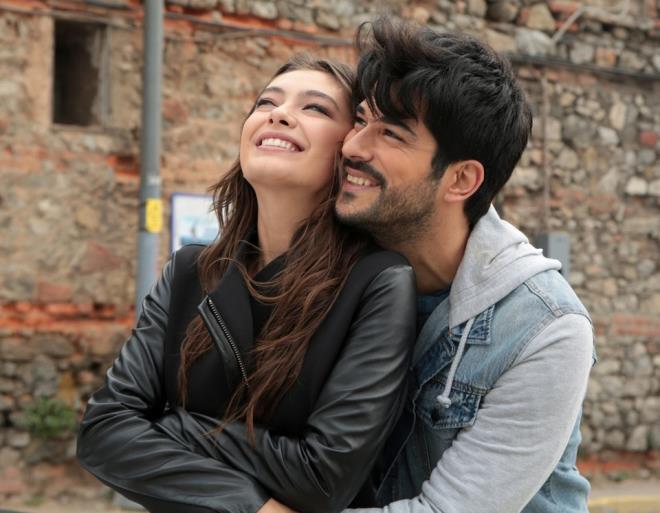 NESLHAN ATAGL-BURAK ZVT    Neslihan Atagl nceki dizisi "Fatih Harbiye"de tant Kadir Doulu ile olan ilikisini evlilikle talandrrken, Burak zivit ise "alkuu" dizisinde tant Fahriye Evcen ile ilikisini srdryor. "Kara Sevda"nn Nihan' ve Kemal'i dizide kavumak iin mcadele eden iki a canlandryor.