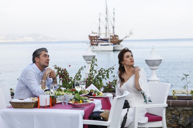 ERKAN PETEKKAYA-KRAN OVALI    "Parampara"nn Cihan' Erkan Petekkaya'nn dizi partnerleri srekli deiiyor. Ebru zkan (Dilara) dizinin daimi partneri olarak devam ederken, Glseren karakterini canlandran Nurgl Yeilay olayl bir ekilde diziden ayrlmt. Yeilay'n yerine gelen kran Oval ise ayn ekilde Petakkaya ile tartmalar sonucunda dizinin sezon finalinde kadrodan ayrlmt.