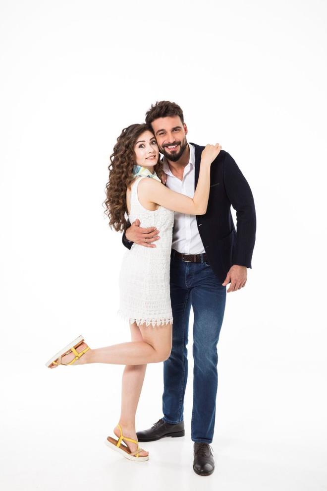 BURCU ZBERK-AL ERSAN DURU    "ahane Damat" dizisinde aklar belirsiz ifti canlandran Melike, (Burcu zberk) daha nce rol ald "Gnein Kzlar"ndaki Berk Atan ile ak yaamt. Dizinin Mehmet'i (Ali Ersan Duru) ise Cansu Tosun ile iliki yayor.