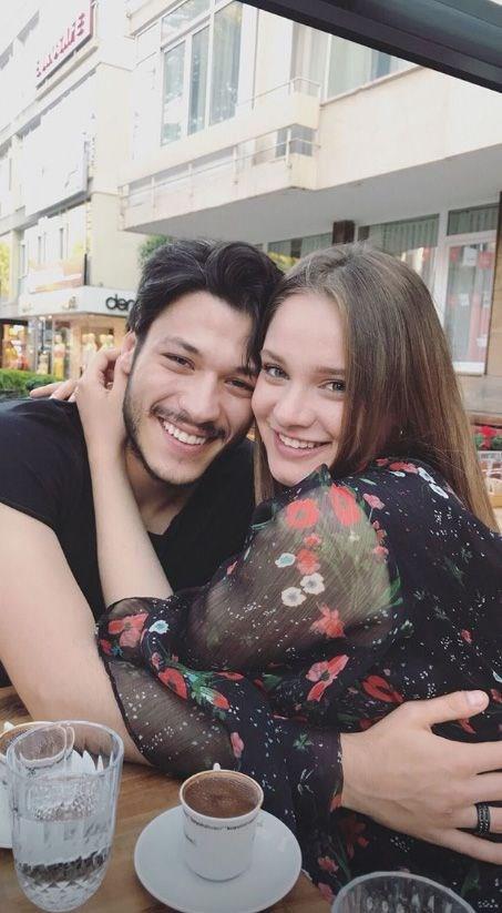 ukur dizisinin Celasun'u Kubilay Aka, Vatanm Sensin dizisinde ak yaamaya balad Miray Daner'le ilk kez fotoraf paylaarak ilikisini ilan etti.  <br>  DZ SETNDE BALAYAN ARKADALIKLARI AKA DNT  <br>  Gen oyuncular Miray Daner ve Kubilay Aka, Vatanm Sensin dizisinin ilk sezonunda birlikte rol almlard. Dizi setinde balayan arkadalklar aka dnen ikili bir sredir ak yayordu.  <br>  AKLARINI 1.5 YIL SAKLAMAK ZORUNDA KALMILARDI  <br>  Dizide vey abi-kardei canlandran ve rolleri gerei yapmcyla yaptklar anlamadan dolay aklarn 1.5 yl saklamak zorunda kalan Kubilay Aka ve Miray Daner ifti, Vatanm Sensin'in final yapmasnn ardndan ilk defa birlikte fotoraflarn paylat.