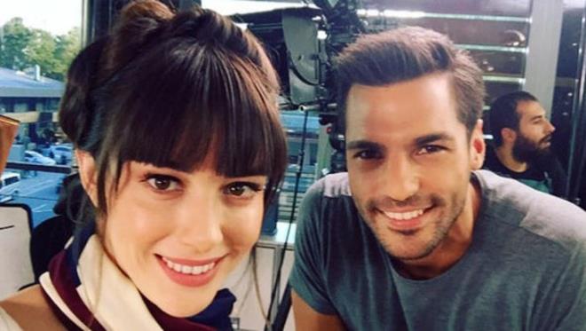  yl nce Kiraz Mevsimi dizisinde yaadklar ak geree dnen oyuncu ift Serkan ayolu ve zge Grel dnyaevine girmeye hazrlanyor.    ayolu&#8217;nun Grel'i ailesiyle tantrd, ve ikililinin evlenmeye karar verdikleri ne srld.    Grel son olarak Dolunay'da rol alrken, ayolu ise BR ile ekranlara geldi.