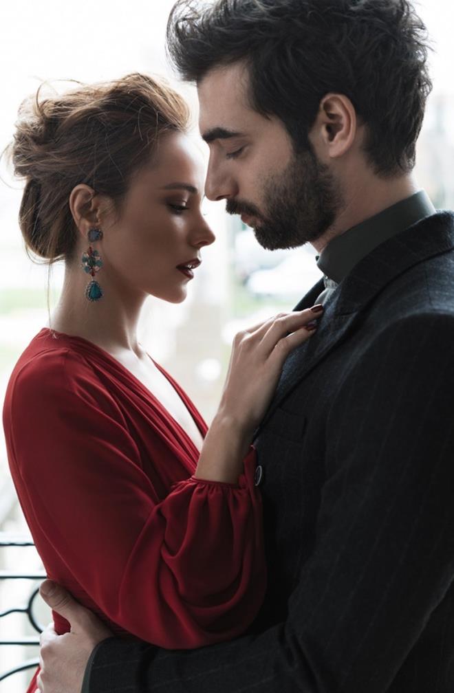 LKER KALEL-BURN TERZOLU    "Poyraz Karayel" dizisinde birbirine ak ifti canlandran ikili, bir sre sonra set aklarn gerek hayata tadlar.