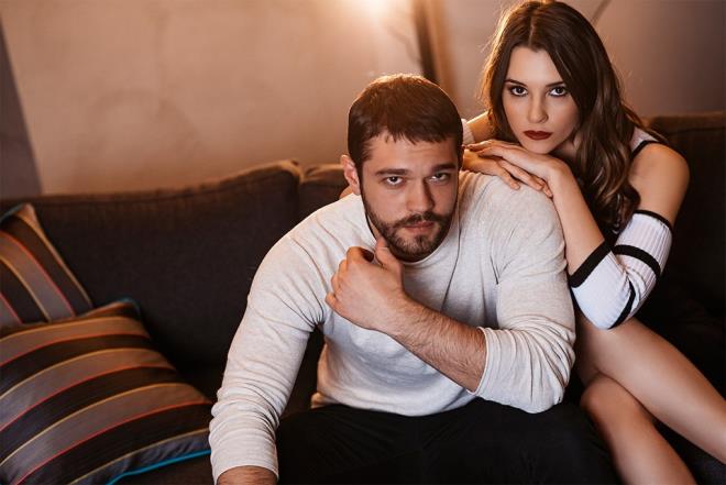 FURKAN ANDI-LEYLA LYDIA TUUTLU    "Tatl ntikam"n Pelin'i (Leyla Lydia Tuutlu) ile Sinan' (Furkan And) yllar sonra tekrar bir araya gelen iki a canlandrd. zleyenler ikiliyi birbirine ok yaktryordu ancak dizi erken final yaparak ekranlara veda etti.