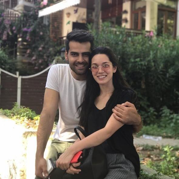 Adn Sen Koy dizisinin mer'i Erkan Meri ile Zehra karakterini canlandran Hazal Suba'nn set ak gerek oldu. Dizide evli ifti canlandran ikilinin sette balayan arkadalklar aka gnd. Zaman zaman ak haberleriyle gndeme gelen ift artk birlikteliklerini saklamyor.    Sevgililer Gn'n birlikte geiren Erkan Meri ve Hazal Suba, son zamanlarda sosyal medya hesaplarndan ak dolu paylamlara imza atyor