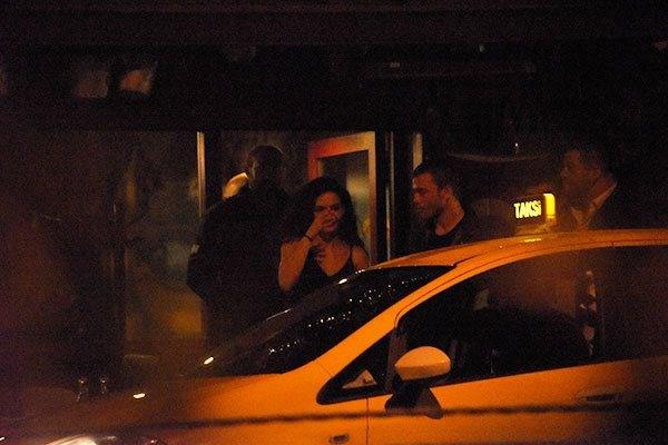 Getiimiz aylarda ad stil danman lknur eref&#8217;le anlan Tolga Sarta, nceki akam oyuncu Ebru ahin ile Emirgan&#8217;dayd. Sz'n Yavuz stemen&#8217;i ile stanbullu Gelin dizisinin Burcu&#8217;su, bir kulpte ge saatlere kadar elendi.    Sarta ve ahin, mekandan sabaha kar kp ayn taksiyle oradan ayrld. Grntlendiklerinin farkna varmayan iki gen oyuncunun bir sredir flrt ettii konuuluyor.    Tolga Sarta, Sz dizisinde stemen Yavuz karakterine hayat veriyor. Ebru ahin, barollerini Asl Enver ve zcan Deniz'in paylat dizi &#8220;stanbullu Gelin&#8221;de Burcu karakterini canlandryor.