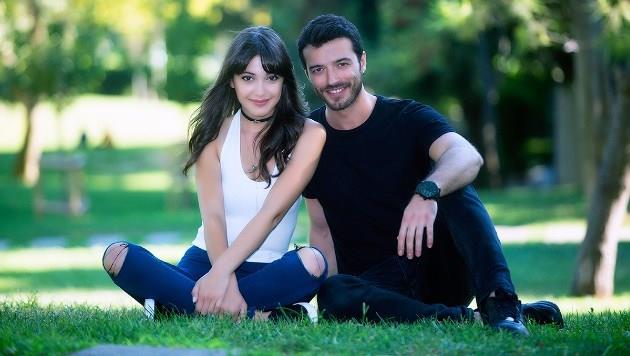 CEMRE GMEL-EMRE TAKIRAN    &#8216;Tatl ntikam' dizisinde evli bir ifti canlandran Cemre Gmeli ile Emre Takran birbirlerine ok yaktrlan yeni ift oldu. Dizi final yapt ancak ikilinin ak geree dnt ve ift ak yaamaya balad.