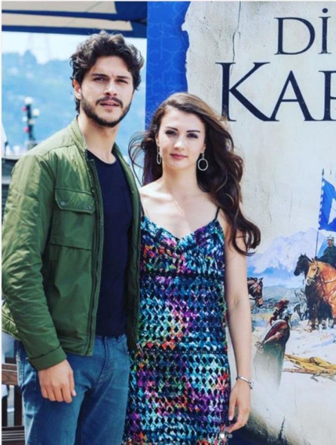 BURCU ZBERK-ALPEREN DUYMAZ    Direni Karatay filminin setinde yeni bir ak dodu. Filmin iki gen oyuncusu Alperen Duymaz ve Burcu zberk&#8217;in sette balayan arkadalklar aka dnt. Filmde Trkan adl sava bir kadna hayat veren Burcu zberk ve Kutay karakterini canlandran Alperen Duymaz&#8217;n 1 aydr birlikte olduklar iddia edildi.