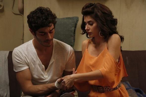 3 yldr birlikte olduu kendisi gibi oyuncu olan Bra Develi&#8217;den ayrlan Burak Deniz, kalbini yine bir meslektana kaptrd iddia edildi. Akam Life'n haberine gre; oyuncu &#8216;Bizim Hikaye&#8217; dizisinde rol ald Nesrin Cevadzade&#8217;yle ak yaamaya balad. La Casa De Papel dizisiyle n grmelerde bulunan ve zel hayatyla gndeme gelip iinin sekteye uramasndan korkan Nesrin Cevadzade ile Burak Deniz'in beraberliklerini en yakn dostlarndan bile saklad ne srld.