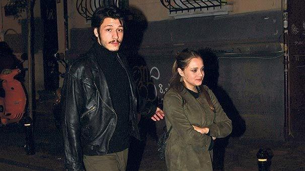 DAHA NCE GRNTLENMLERD<br>    Vatanm Sensin&#8217;de balayan arkadalklar ksa srede aka dnen Kubilay Aka ve Miray Daner, ilk kez Cihangir&#8217;de objektiflere taklmt. Getiimiz sezon dizide vey abi-kardei oynayan ikili, roln inandrcl kaybolmasn diye yapmc tarafndan gelen yasakla, beraberliklerini saklamak zorunda kalmt.      Diziden ayrlan ve ukur&#8217;a Celasun karakteriyle dahil olan Aka ve Daner, Rose Marine adl mekanda ba baa yemek yedi. kta sevgilisine sarlm bir ekilde grntlenen Aka, flalarn patlamasyla elini ekmek zorunda kald. Muhabirlerin sorularn yantsz brakan Aka, &#8220;Yeterince ektiniz. Brakrsanz aracmza binip, evimize gideceiz&#8221; dedi.