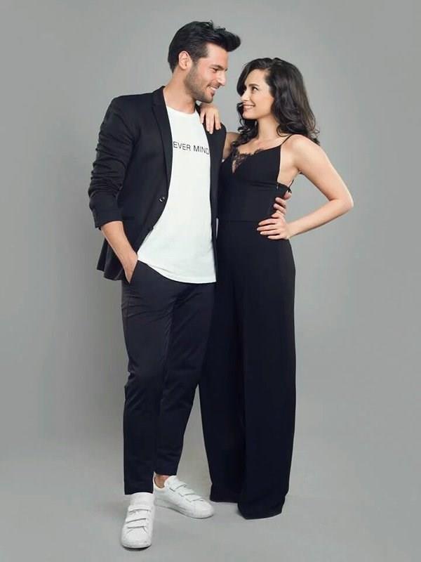 SERKAN AYOLU-HANDE DOANDEMR    Hande Doandemir, bir dnem ayn dizide rol ald Kerem Bursin ile anlrken, Serkan ayolu ise eski dizisinde ki partneri zge Grel ile anlyordu. "Hayatmn Ak" dizisinin Demir'i ile Gke'si reklamclk irketinde alan iki a canlandrd.