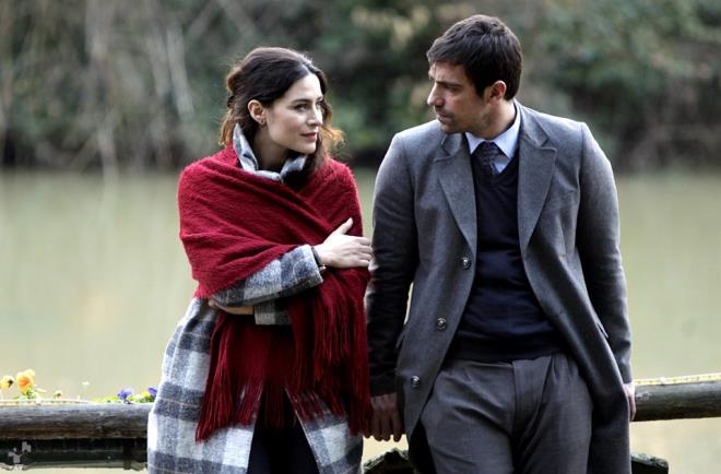 BELM BLGN-BRAHM ELKKOL    Gerek hayatta bir zamanlar Sinem Kobal ve Deniz akr gibi nllerle anlan brahim elikkol, dizide de alkantl ak hayatna sahipti. Krdm dizisindeki rol arkada Belim Bilgin'in ise Ylmaz Erdoan'la evlilii devam ediyor.