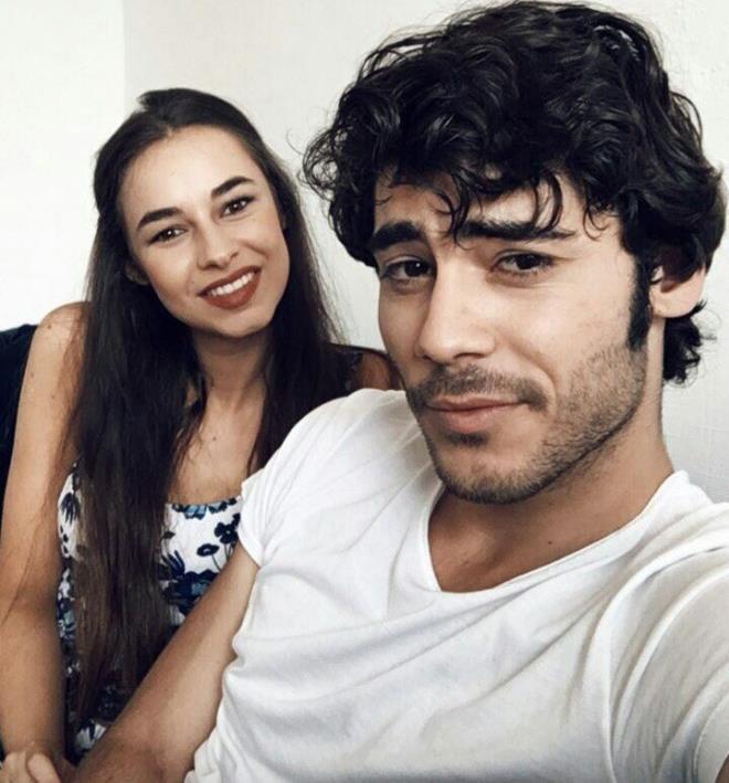 Hira Koyuncuolu (Bade) ile Berkay Hardal'n (Murat) set ak gerek oldu      stanbullu Gelin'de Bade karakterini canlandran Hira Koyuncuolu (23) bir diziyle hem byk k yakalad hem de arad mutluluu buldu. Yaklak 1 yldr rol arkada Berkay Hardal ile ak yaayan Hira, Formsante dergisine verdii rportajda "Bizimkisi ilk grte akt. Berkay ile ok mutluyum, ailem gibi oldu" dedi.    stanbullu Gelin'in 35. son blmnde Murat, Bade'ye evlenme teklif etti.