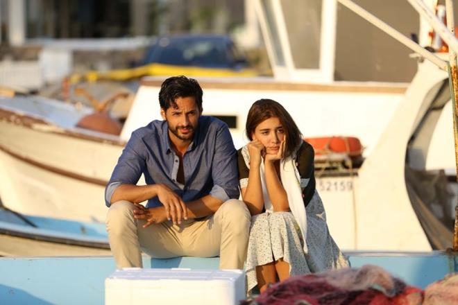 ALGI EKE-MERT EKN DAYMAZ    "Hayat Sevince Gzel" dizisinin Zarife ve Sava' ky yerinde yaayan ifti canlandryor. Ekin Mert Daymaz'n (Sava) ismi gerek hayatta meslekta Hande Erel ile anlyor.