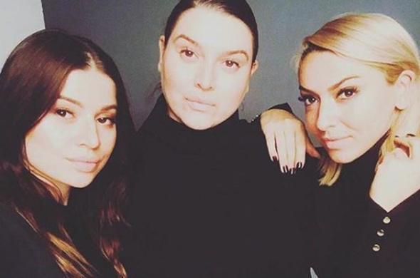 Bunun sonucunda abla Hlya Akgz, tepki olarak Hadise ile fotoraflarn silerek Instagram&#8217;dan da takibi brakmt. Akam Life'n haberine gre, aile aralarndaki tm buzlar eritti. Zor gnleri geride brakarak, anneleriyle zaman geiren Akgz kardelerden Hlya Akgz, Hadise&#8217;yi yeniden takip etmeye balad.