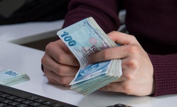 lk maa: 3 bin 499 TL  <br>  Sz konusu niversitelerden mezun olanlar ilk tam zamanl ilerinde 2 bin 500 ile 3 bin 499 lira arasnda maa alyor.