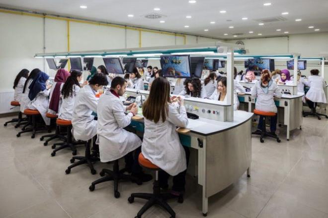 Bu blmlerin mezunlar, ayn zamanda mezunlar en yksek cretle ie balayan blmler olarak belirlendi. Tp fakltesi mezunlar, ayn zamanda en yksek cretle ie balyor.