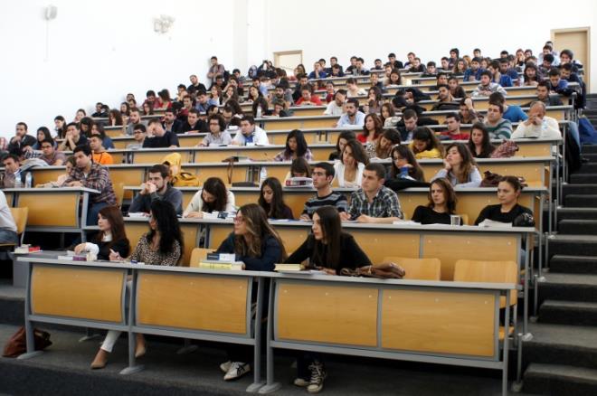 Hukuk mezunlar    <br>Hukuk mezunlarnn yzde 50&#8217;si de ilk alt ay iinde tam zamanl bir ie baladn sylyor. Mezun olduktan sonra hi almayan hukuk mezunlarnn oran yzde 16. Yzde 44&#8217; ise ilk iinde asgari cretle alyor.