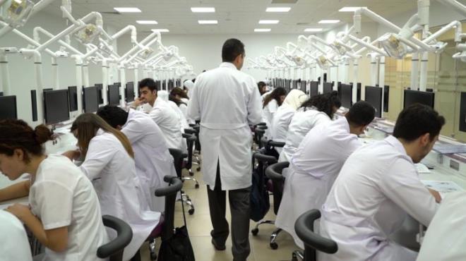 Bu sralama, &#8220;mezunlar en yksek cretle ie balayan blmler&#8221;in sralamasn da oluturuyor. Memnuniyet aratrmasna gre de blmnden en fazla memnun olanlar tp fakltesi mezunlar. Bu blm, psikolojik danmanlk ve rehberlik izliyor.