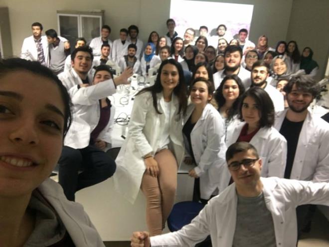 lk srada Tp Fakltesi var  <br>  'Yksekretim stihdam Endeksi' sonularna gre, Trkiye&#8217;de niversite mezunlar arasnda en hzl i bulanlar tp fakltesi mezunlar. Tp fakltesini, di hekimlii ile fizyoterapi ve rehabilitasyon takip ediyor.