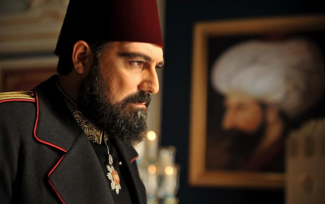 Srkleyici konusuyla dikkat eken Es Film imzal dnem dizisinin kadrosuna pe pee birbirinden gl oyuncular katld.