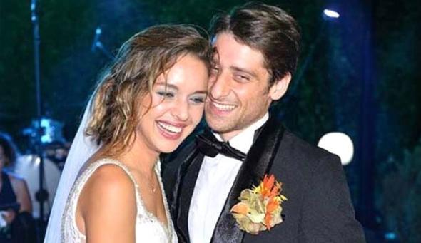 Gen oyuncular Bora Akka ve Seda Trkmen getiimiz yl austos aynda nikah masasna oturmutu.