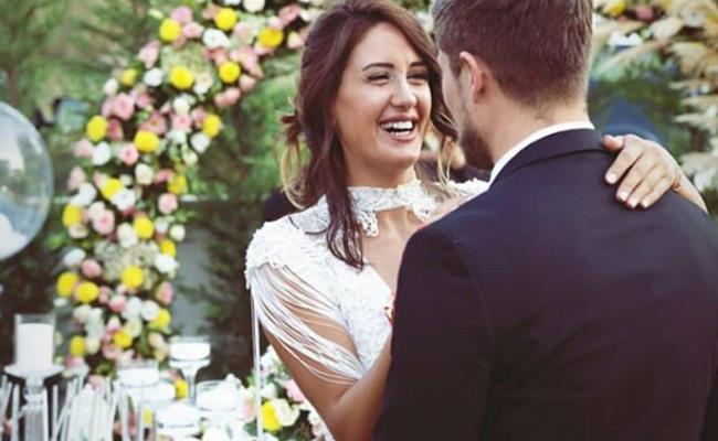 Gelinlii aratmayan nian elbisesiyle dikkat eken Sahra Ik, zerafiyle ve gzelliiyle trenin en gzdesi oldu. Sahra Ik' bu mutlu gnnde adn tm Trkiye'ye duyurduu Survivor yarmasndan arkadalar da yalnz brakmad. Yaknda evlenecek olan Sahra Ik, balay iin Survivor'da yart Dominik Adas'na gidecek.