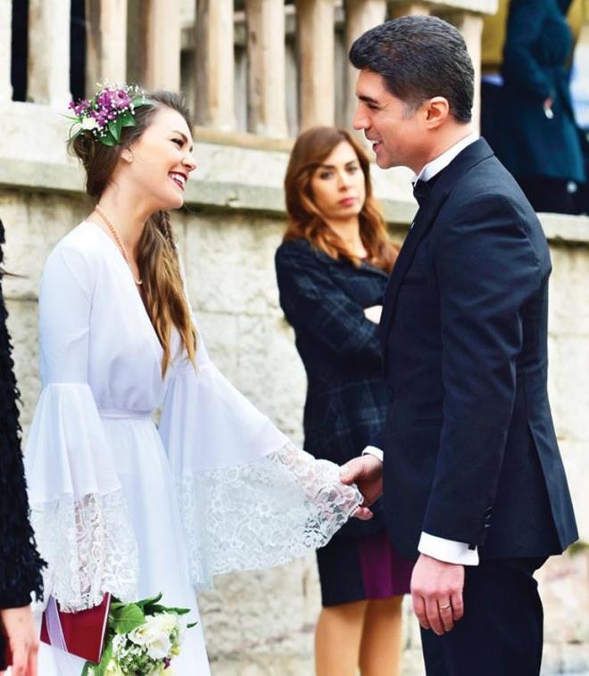 stanbullu Gelin'in 3. sezonunu srprizlerle balamaya hazrlanyor. Star TV'nin sevilin dizisinin oyuncu kadrosuna Nihal Yaln da katld. Ekrana bir sre ara veren oyuncu, Milyonlarn beenisini kazanan dizide Gne Kksal olarak izleyici karsna kacak. Gne, Esma&#8217;nn (pek Bilgin) grmcesi lfet Kavakl&#8217;nn (Meral etinkaya&#8217;nn) sa kolu. Tasarm, sunum ve maazaclk konularnda kimsenin eline su dkemedii Gne, lfet Kavakl&#8217;nn hem tek dosttu hem de en byk srda.