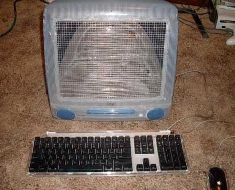 iMac'i bu halde hi grdnz m?    iMac iMac olal byle zulm grmedi. Evet, resimde de grdnz iMac, artk ok farkl bir amaca hizmet veriyor. Monitr tamamiyle hamster yani san kafesine dntrlen iMac de eBay de alcsn bekliyor.