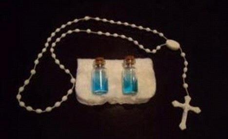 TradeMe adl sitede hayaletleri ak artrma ile sata sunan Woodbury, "Kutsal su ruhlarn enerjilerini emiyor ve onlar bir tr uyku halinde tutuyor. 15 Temmuz 2009'dan beri hibir faaliyet olmad. Bu nedenle onlarn iede olduklarna inanyorum" diyor. Hayaletler iin teklif edilen fiyatlar yaklak bin 400 dolar bulurken, Woodbury sitede "Beni korkuttuklar iin onlardan kurtulmak istedim. Ama biri onlarla oynamak isteyebilir" diye yazyor.    Woodbury, hayaletlerden birinin kimliini tespit etmeyi baardn ne sryor. Buna gre hayaletlerden biri 1920'lerde u anda kendisinin yaad evde lm olan Les Graham adl bir erkee ait. Din adamnn kendisine Les'in insanlar korkutmay sevdiini ama, zayf bir hayat olduunu sylediini anlatan Woodbury, ad aklanmayan kk bir kza ait olan hayaletin ise ok daha gl olduunu sylediini belirtiyor.