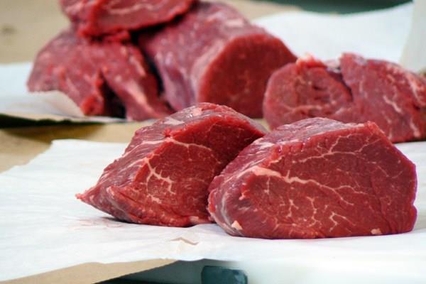 KURBAN ET NASIL SAKLANIR?    Manisa Esnaf ve Sanatkarlar Odas Kasaplar Temsilcisi Rdvan Keeci, kurban etlerinin nasl korunmas gerektii hakknda bilgi verdi. Kurbanda yaanan skntlardan birinin etin muhafazas olduunu hatrlatan Keeci, ilk kesildii zaman etin zerine su tutularak, etin bir saat dinlenmeye alnmas gerektiini syledi.