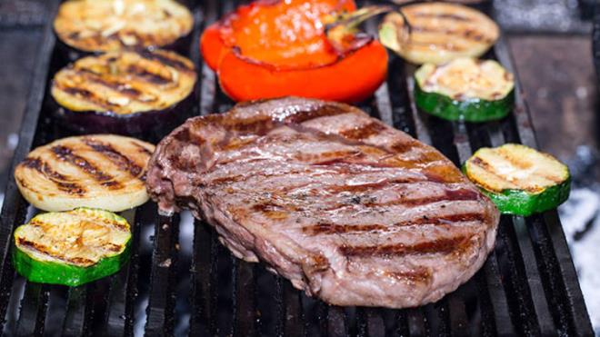 Bayramda yeni kesilmi hayvanlarn etlerinin hemen tketilmemesi gerektiini belirten Kaltar, &#8220;Dinlenmeyen et sert olaca iin sindirim zorluuna neden olur. Bu nedenle, kurban etleri hemen tketilmeyin uygun ortamda biraz saklanmal. Bylelikle barsak ve sindirim sorunlar ortadan kalkar&#8221; dedi.