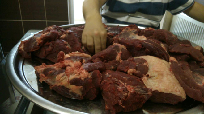 Manisa Esnaf ve Sanatkarlar Odas Kasaplar Temsilcisi Rdvan Keeci, kurban etlerinin nasl korunmas gerektii hakknda bilgi verdi.