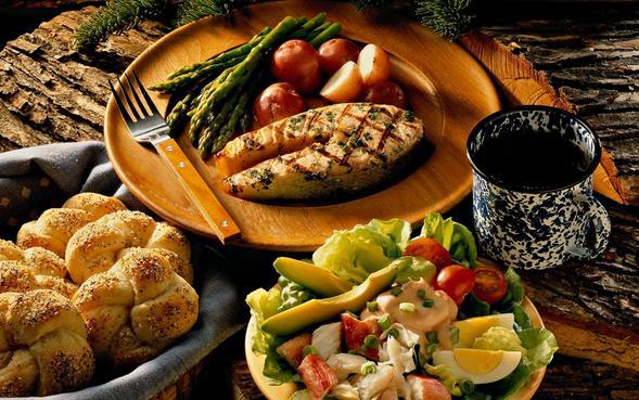 Kahvaltyla gne balanlmal, gn iinde sk ve az beslenilmeli. Etin yan sra sebze ve meyve tketimine, asitli ieceklerden kanp gnde 10- 12 bardak su imeye zen gsterilmeli.