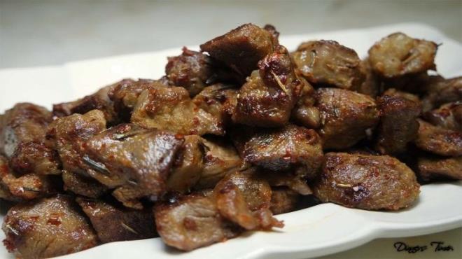 Keeci, etlerini kavurma yaparak saklayacak olanlardan tuz orann biraz daha kullanmalarn tavsiye edip, &#8220;Ancak, fazlas sala zaral olan tuzdan ziyade yan ok kullanmalyz. Kendi ya ierisinde kavrulduu zaman et kararak bozulmaz.&#8221;