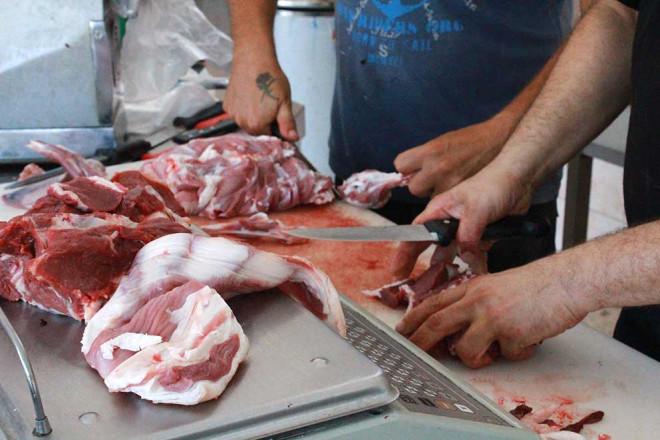 Kurbanda yaanan skntlardan birinin etin muhafazas olduunu hatrlatan Keeci, ilk kesildii zaman etin zerine su tutularak, etin bir saat dinlenmeye alnmas gerektiini syledi. te kurban eti saklamann ve piirmenin pf noktalar&#8230;