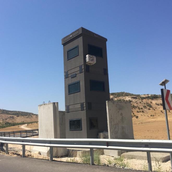 Etraflarna beton bariyer konular seyyar elik gvenlik kulelerinin zellikle karayolunun kr nokta denilen kritik yerlerine yerletirildii renildi.