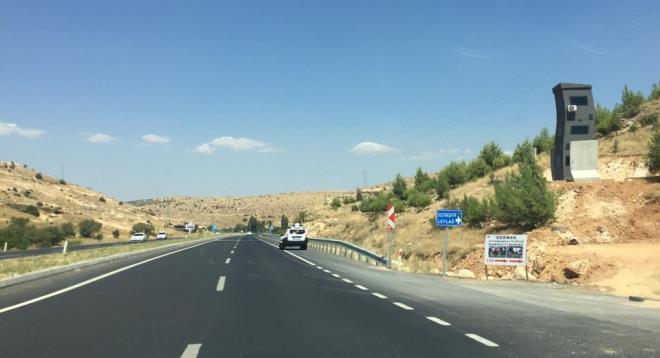 Daha nce kent merkezlerindeki kritik noktalara konulan ve gzetleme grevi de gren 10 ton arlndaki seyyar elik gvenlik kulelerinde gvenlik korucular nbet tutacak.