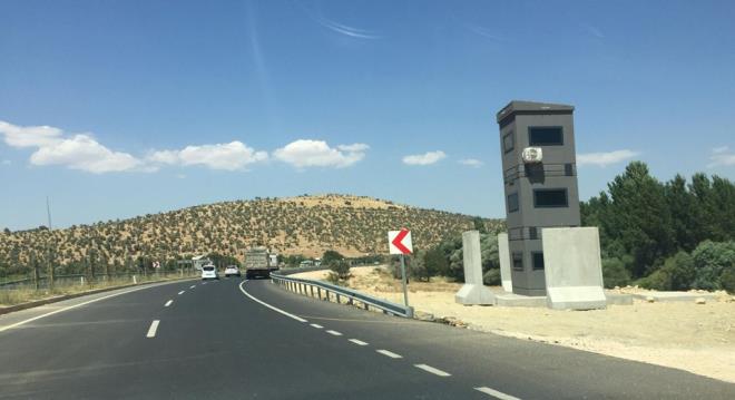 Gneydou'daki otoyollarda yollarn gvenliini salayan gvenlik korucular iin modern gvenlik kuleleri oluturuldu.